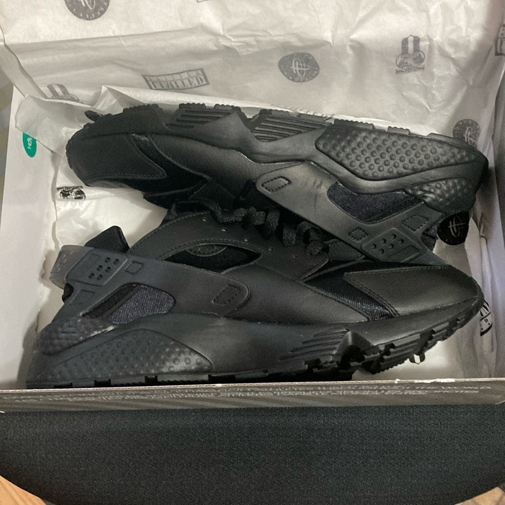 BNIB - men’s size 11 Nike air Huarache triple black